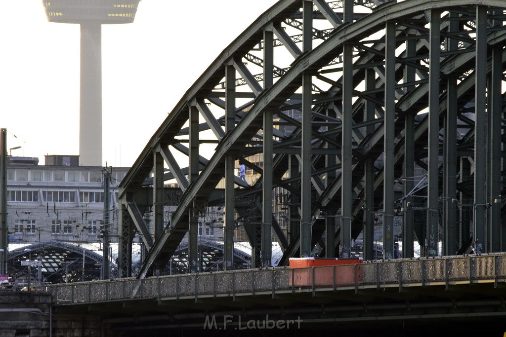 PSpringt kein Suizid Brueckenspringer Koeln Hohenzollernbruecke P187.JPG - Miklos Laubert